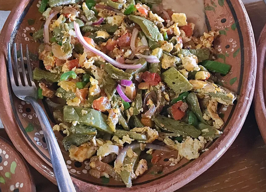 Plato de nopal con huevo y un tenedor
